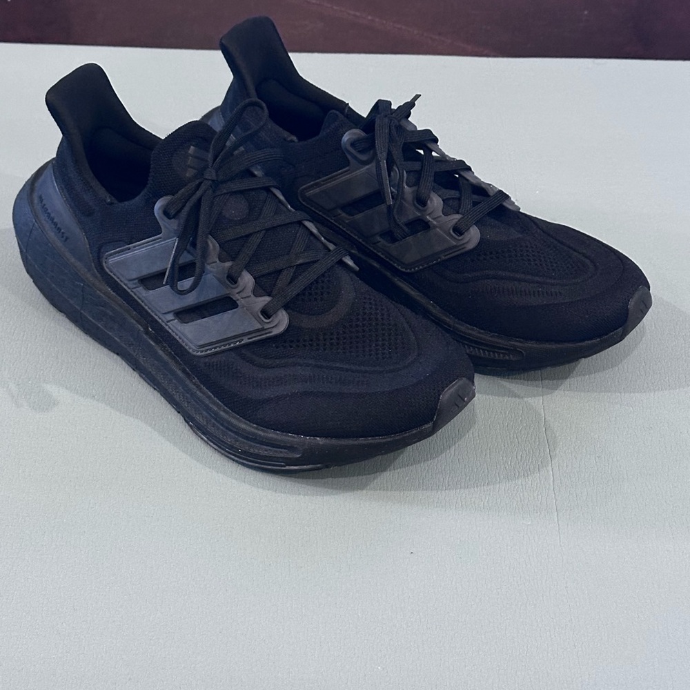 Adidas Ultraboost Light (black/black) size 9